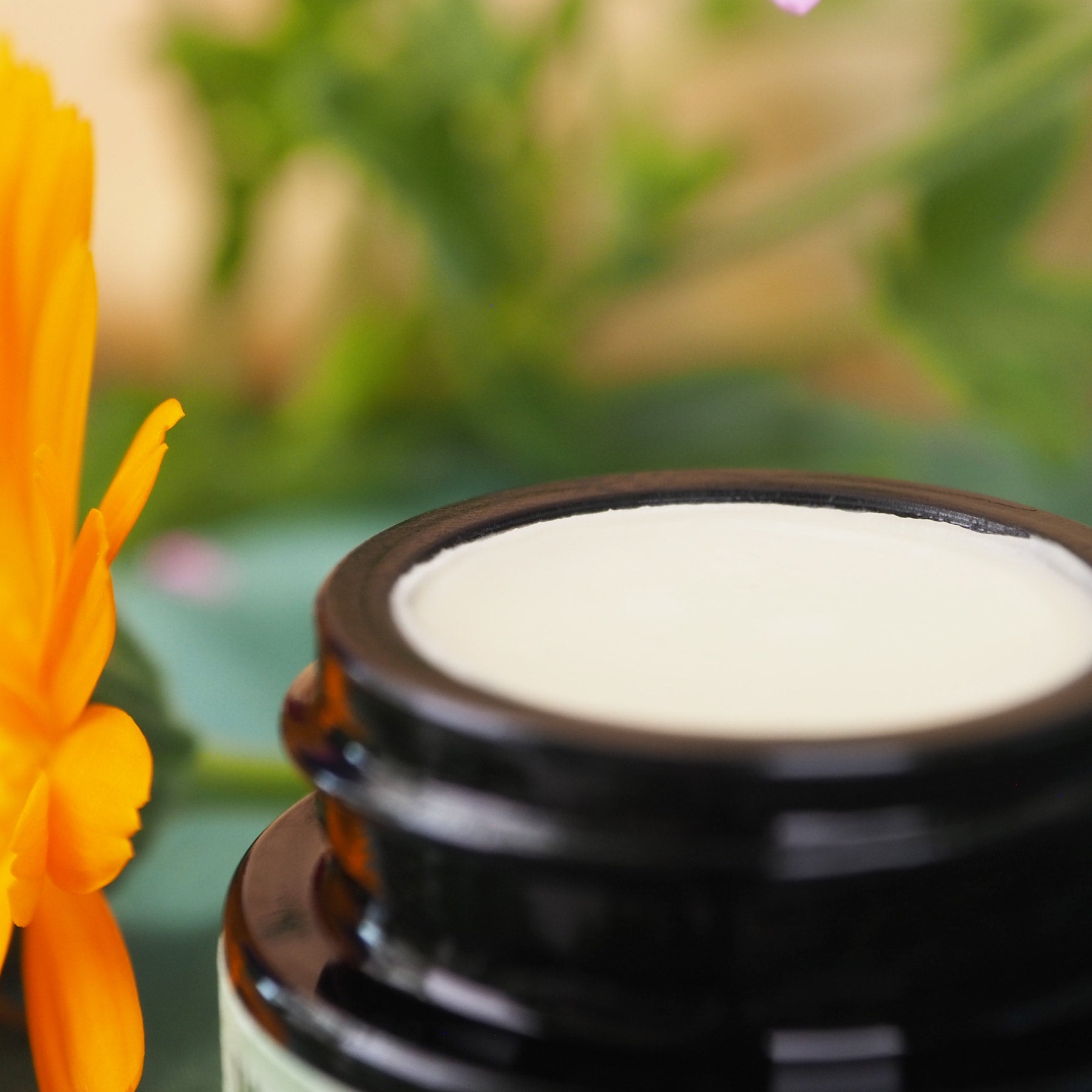 Geöffneter 7ml Walking Fußpflegecreme Tiegel, Nahaufnahme.